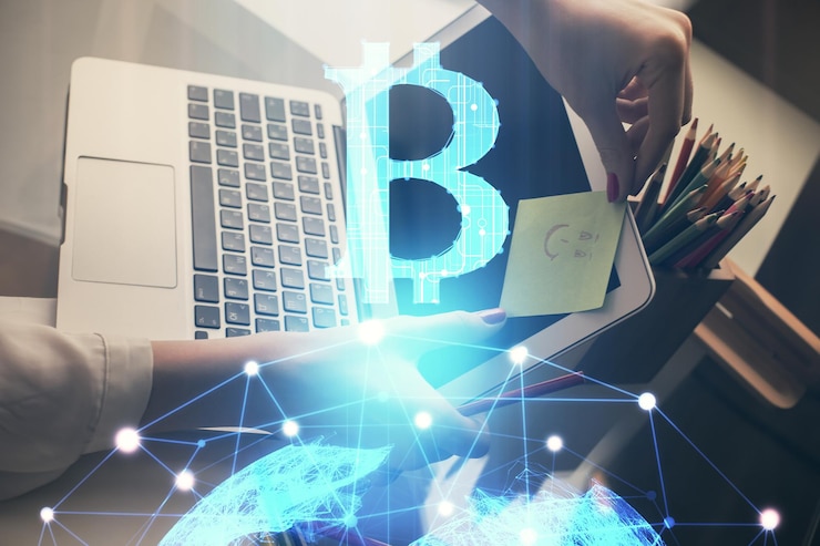 Foto doble exposición de manos de mujer escribiendo en computadora y holograma de tema de mercado criptográfico dibujando el concepto blockchain