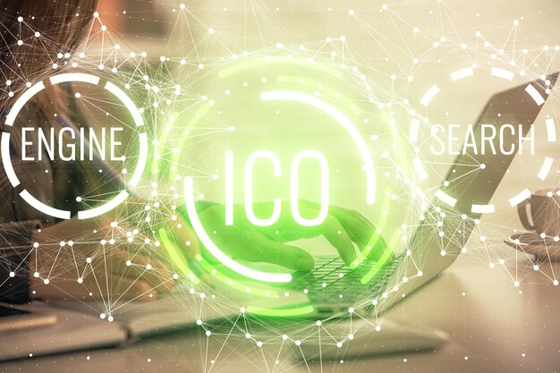 Doble exposición de manos de mujer escribiendo en computadora y holograma de tema de mercado criptográfico dibujando el concepto Blockchain