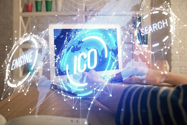 Doble exposición de manos de mujer escribiendo en computadora y holograma de tema de mercado criptográfico dibujando el concepto Blockchain