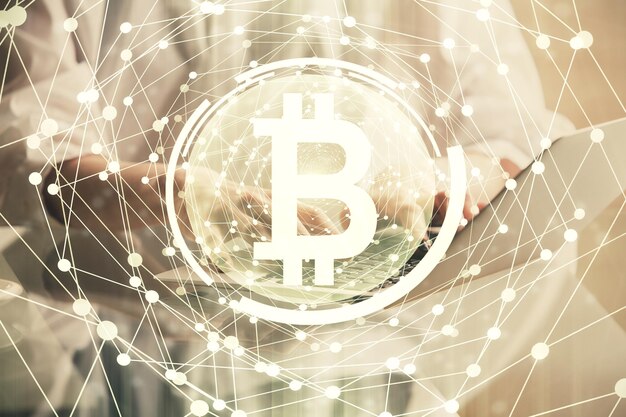 Doble exposición de manos de mujer escribiendo en computadora y holograma de tema de mercado criptográfico dibujando el concepto Blockchain