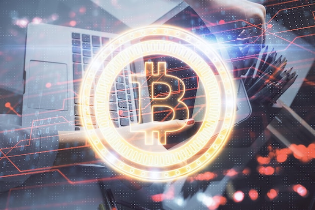 Doble exposición de manos de mujer escribiendo en computadora y holograma de tema de mercado criptográfico dibujando el concepto Blockchain