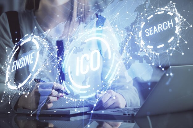 Doble exposición de manos de mujer escribiendo en computadora y holograma de tema de mercado criptográfico dibujando el concepto Blockchain
