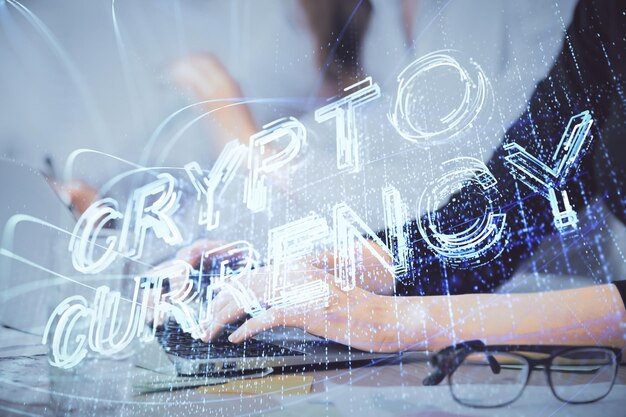 Doble exposición de manos de mujer escribiendo en computadora y holograma de tema de mercado criptográfico dibujando el concepto Blockchain