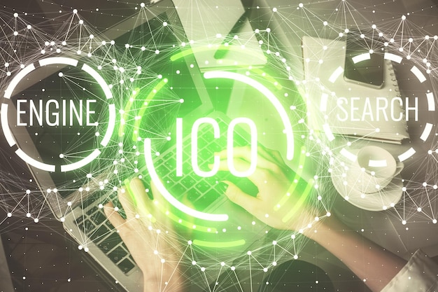 Doble exposición de manos de mujer escribiendo en computadora y holograma de tema de mercado criptográfico dibujando el concepto Blockchain