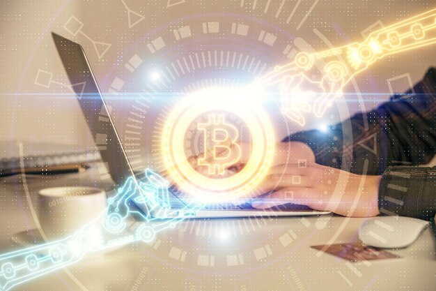 Doble exposición de manos de mujer escribiendo en computadora y holograma de tema de mercado criptográfico dibujando el concepto Blockchain