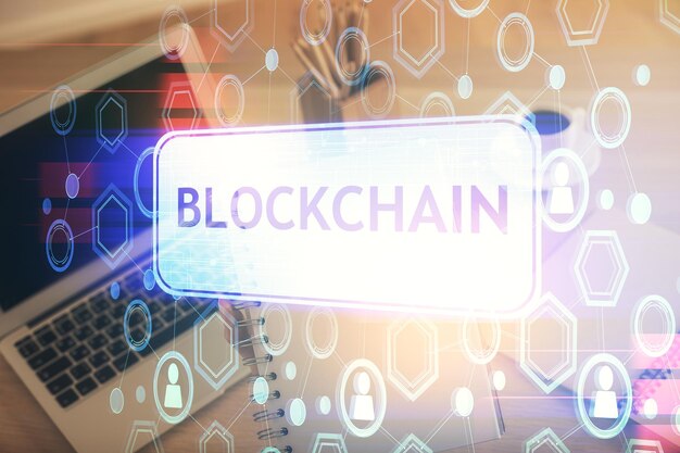 Doble exposición de manos de mujer escribiendo en computadora y holograma de tema de mercado criptográfico dibujando el concepto Blockchain