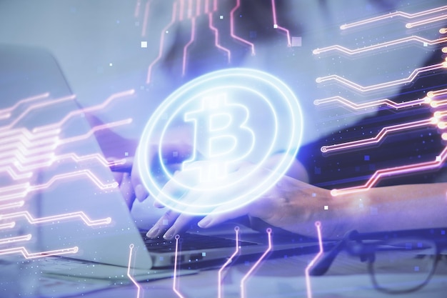 Doble exposición de manos de mujer escribiendo en computadora y holograma de tema de mercado criptográfico dibujando el concepto Blockchain