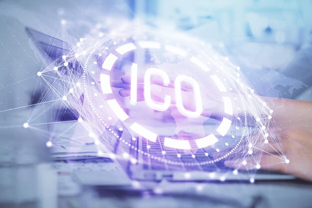 Doble exposición de manos de mujer escribiendo en computadora y holograma de tema de mercado criptográfico dibujando el concepto Blockchain