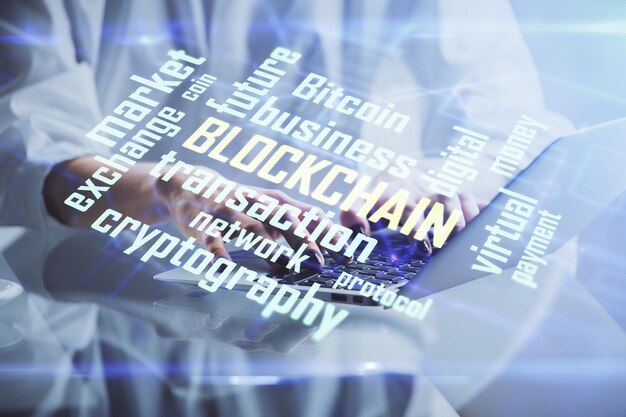 Doble exposición de manos de mujer escribiendo en computadora y holograma de tema de mercado criptográfico dibujando el concepto Blockchain