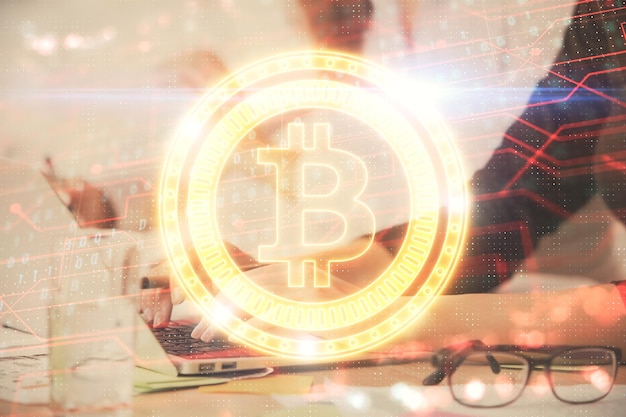 Doble exposición de manos de mujer escribiendo en computadora y holograma de tema de mercado criptográfico dibujando el concepto Blockchain