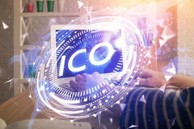 Doble exposición de manos de mujer escribiendo en computadora y holograma de tema de mercado criptográfico dibujando el concepto Blockchain