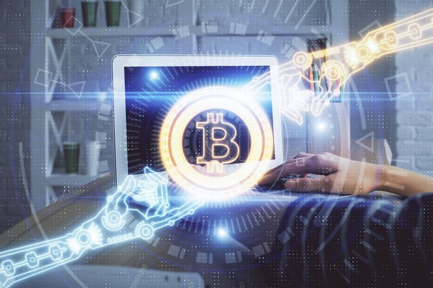 Doble exposición de manos de mujer escribiendo en computadora y holograma de tema de mercado criptográfico dibujando el concepto Blockchain
