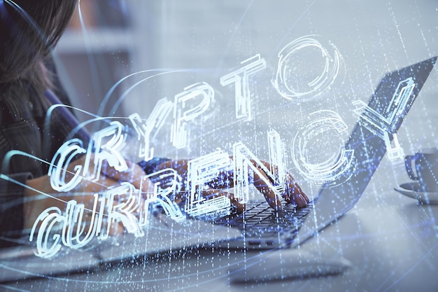 Doble exposición de manos de mujer escribiendo en computadora y holograma de tema de mercado criptográfico dibujando el concepto Blockchain