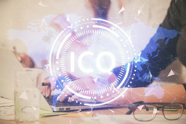 Doble exposición de manos de mujer escribiendo en computadora y holograma de tema de mercado criptográfico dibujando el concepto Blockchain