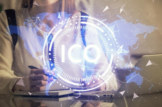 Doble exposición de manos de mujer escribiendo en computadora y holograma de tema de mercado criptográfico dibujando el concepto Blockchain