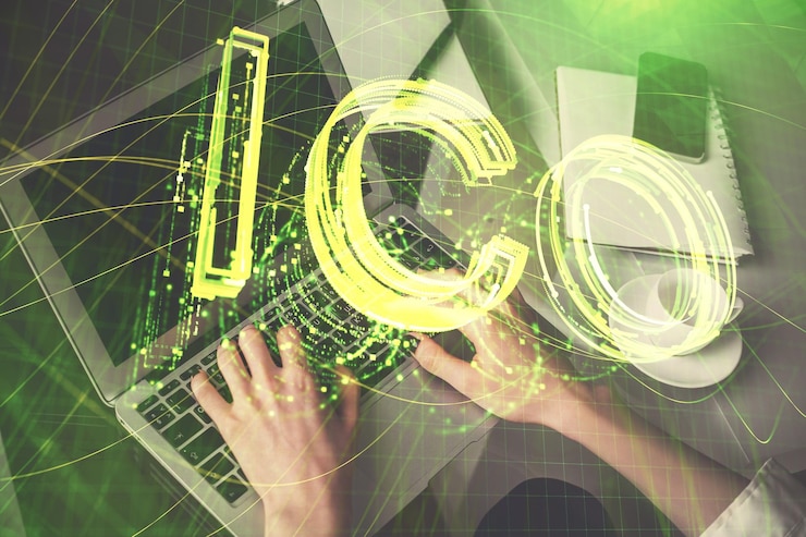 Foto doble exposición de manos de mujer escribiendo en computadora y holograma de tema de mercado criptográfico dibujando el concepto blockchain