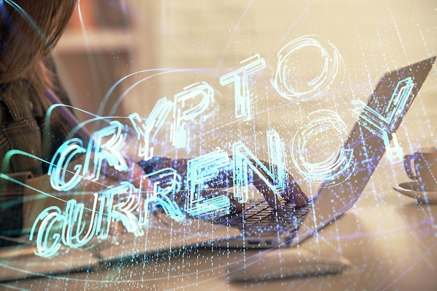 Doble exposición de manos de mujer escribiendo en computadora y holograma de tema de mercado criptográfico dibujando el concepto Blockchain