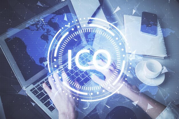 Doble exposición de manos de mujer escribiendo en computadora y holograma de tema de mercado criptográfico dibujando el concepto Blockchain