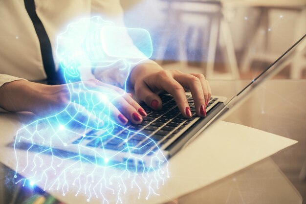 Doble exposición de manos de mujer escribiendo en la computadora y hombre con gafas AR dibujando el concepto de educación