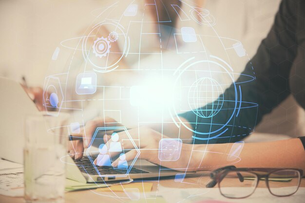 Doble exposición de manos de mujer escribiendo en computadora y tema de red social holograma dibujo Concepto de medios de personas