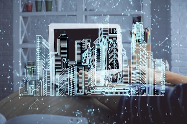 Doble exposición de manos de mujer escribiendo en computadoras y edificios dibujando el concepto Smartcity