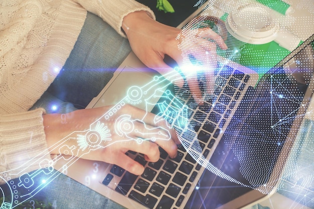 Doble exposición de manos de mujer escribiendo en el tema de informática y tecnología dibujando el concepto de alta tecnología