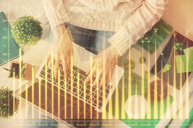 Foto doble exposición de las manos de la mujer que trabajan en la computadora y el holograma de gráfico forex que dibuja el concepto de análisis financiero de la vista superior
