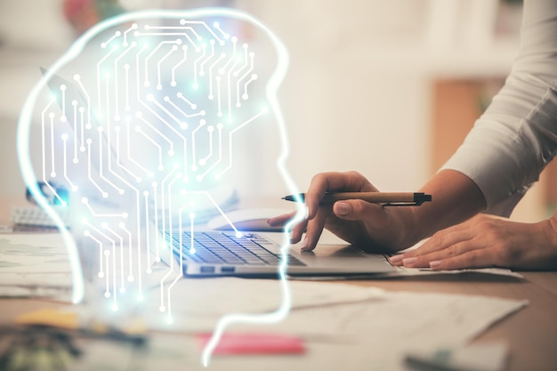Doble exposición de las manos de la mujer trabajando en la computadora y el cerebro dibujando un holograma concepto Ai