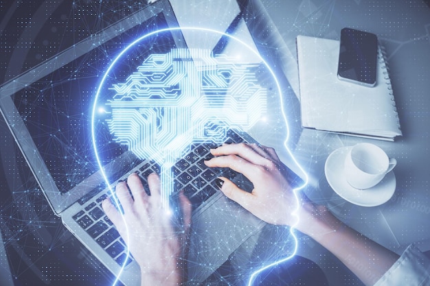 Doble exposición de las manos de la mujer trabajando en la computadora y el cerebro dibujando un holograma concepto Ai