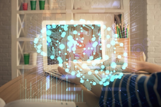 Doble exposición de las manos de la mujer trabajando en la computadora y el cerebro dibujando un holograma concepto Ai
