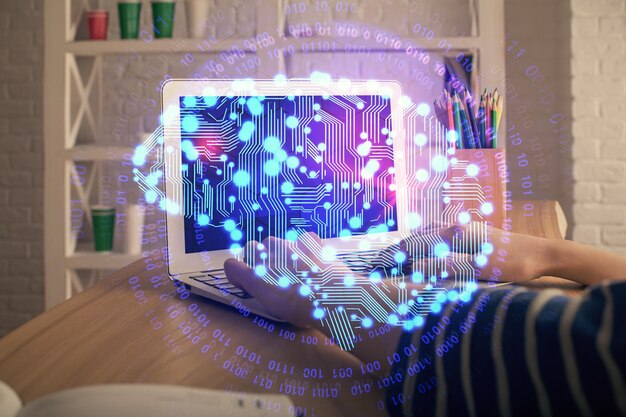 Doble exposición de las manos de la mujer trabajando en la computadora y el cerebro dibujando un holograma concepto Ai