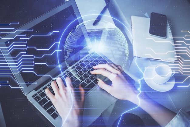 Doble exposición de las manos de la mujer trabajando en la computadora y el cerebro dibujando un holograma concepto Ai