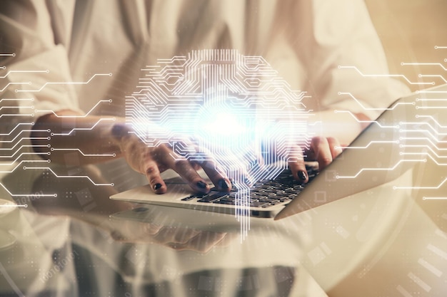 Doble exposición de las manos de la mujer trabajando en la computadora y el cerebro dibujando un holograma concepto Ai