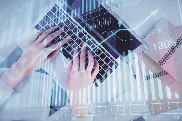 Doble exposición de manos de mujer trabajando en computadora y gráfico de forex holograma dibujo Vista superior Concepto de análisis financiero