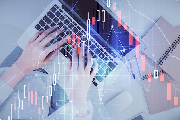 Doble exposición de manos de mujer trabajando en computadora y gráfico de forex holograma dibujo Vista superior Concepto de análisis financiero