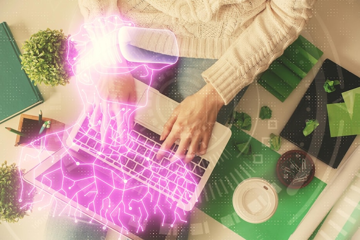 Foto doble exposición de manos de mujer trabajando en computadora y hombre con gafas de ar dibujando un holograma vista superior concepto de realidad virtual