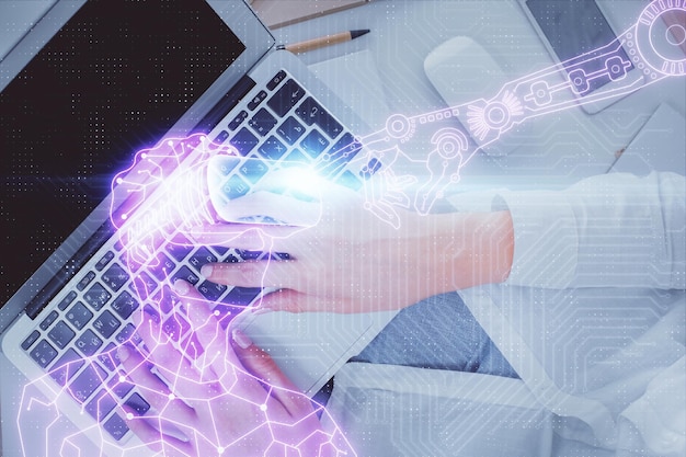 Doble exposición de manos de mujer trabajando en computadora y hombre con gafas de ar dibujando un holograma Vista superior Concepto de realidad virtual