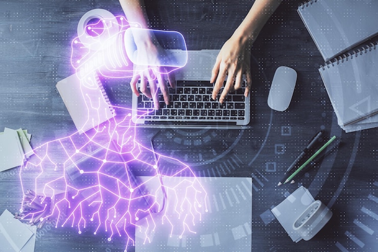 Foto doble exposición de manos de mujer trabajando en computadora y hombre con gafas de ar dibujando un holograma vista superior concepto de realidad virtual