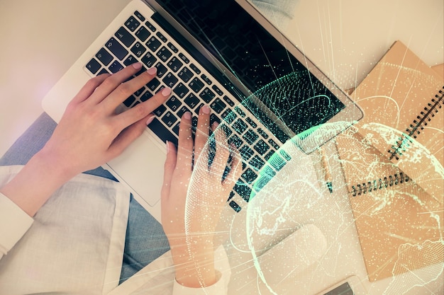 Doble exposición de manos de mujer trabajando en computadora y tema de red social holograma dibujo Vista superior Concepto de conexión de personas