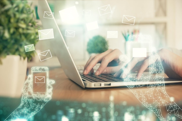 Doble exposición de manos de mujeres escribiendo en la computadora y dibujando sobres voladores concepto de correo electrónico