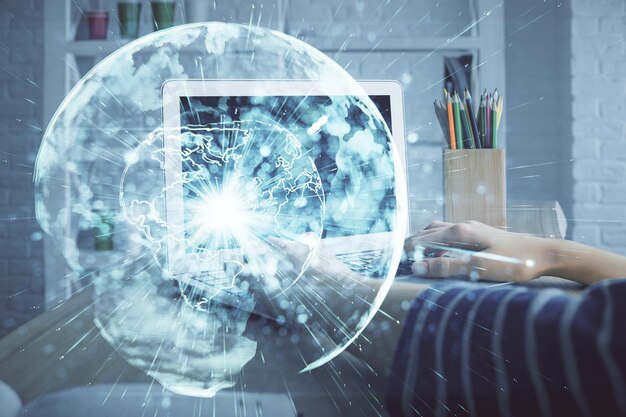 Doble exposición de manos de mujeres escribiendo en la computadora y dibujo de hologramas de temas de negocios Concepto de éxito