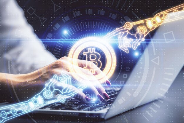 Doble exposición de manos de mujeres escribiendo en la computadora y tema del mercado de criptografía dibujando un holograma concepto de Blockchain