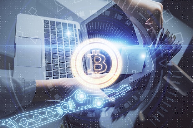Doble exposición de manos de mujeres escribiendo en la computadora y tema del mercado de criptografía dibujando un holograma concepto de Blockchain