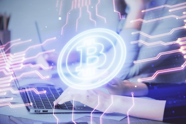 Doble exposición de manos de mujeres escribiendo en computadora y tema del mercado criptográfico dibujo holográfico concepto Blockchain