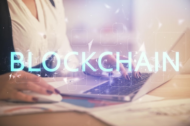 Doble exposición de manos de mujeres escribiendo en computadora y tema del mercado criptográfico dibujo holográfico concepto Blockchain