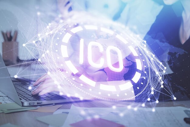 Doble exposición de manos de mujeres escribiendo en computadora y tema del mercado criptográfico dibujo holográfico concepto Blockchain