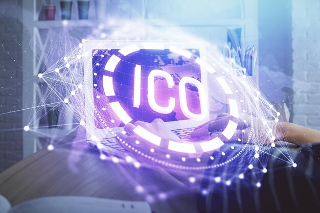 Doble exposición de manos de mujeres escribiendo en computadora y tema del mercado criptográfico dibujo holográfico concepto Blockchain
