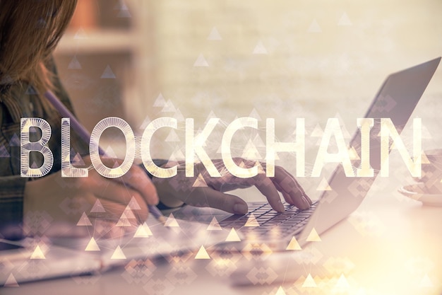 Doble exposición de manos de mujeres escribiendo en computadora y tema del mercado criptográfico dibujo holográfico concepto Blockchain