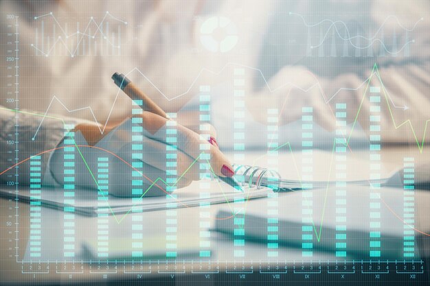 Doble exposición de las manos de las mujeres haciendo notas con holograma de gráfico de divisas Análisis conceptual del mercado de valores