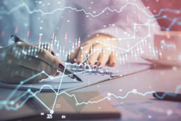 Doble exposición de las manos de las mujeres haciendo notas con holograma de gráfico de divisas Análisis técnico conceptual